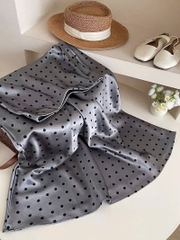 Chân váy lụa chấm bi chữ A