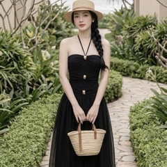 Đầm thiết kế cổ yếm dáng xoè dài