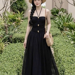 Đầm thiết kế cổ yếm dáng xoè dài