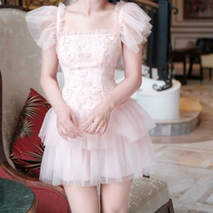 Đầm thiết kế ren hoa ngắn hiện đại tay sát nách 
công chúa đi tiệc phối voan màu hồng/ kem