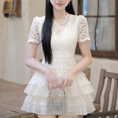 Đầm ngắn ren nhiều tầng cổ V cổ tim viền ren cao cấp sang chảnh đi tiệc thiết kế cao cấp