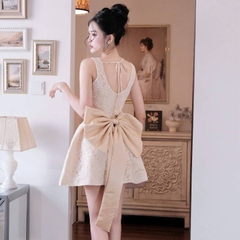 Đầm thiết kế cổ vuông nơ lưng bản lớn