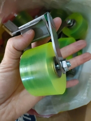 Con tỳ máy cắt băng tải