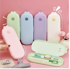 Hộp Đựng Bút Nhựa Chu Môi