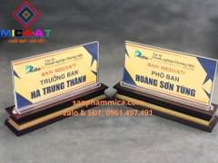 Biển chức danh mica đế gỗ 12x24 cm