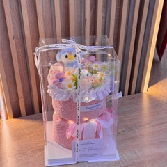 Bó hoa gấu bông kèm hộp mika siêu dễ thương làm quà tặng bạn bè người yêu