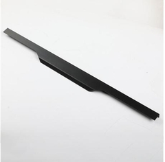 Tay nắm cửa tủ quần áo toàn thân kín cạnh sang trọng, ngón tay cái mở rộng tay nắm cửa tủ màu đen.