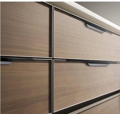 Tay nắm cửa tủ quần áo toàn thân kín cạnh sang trọng, ngón tay cái mở rộng tay nắm cửa tủ màu đen.