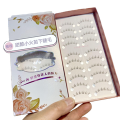 Mi dưới hoa hồng