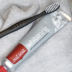 KEM ĐÁNH RĂNG THAN HOẠT TÍNH - TRẮNG BÓNG Red Seal Whitening Toothpaste Activated Charcoal, Paraben Free, 110g