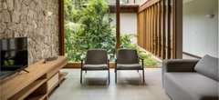 Gia chủ quyết mang vườn vào trong phòng khách để có sự kết nối với khu rừng xung quanh