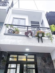 Nhà đường cách mạng tháng tám, phường 5 Tân Bình nhỉnh hơn 4 tỷ , mà đến 4 tầng. Nhà giá rất Rẻ so với thị trường chung.