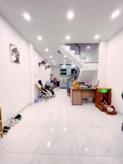 Nhà Phú Thọ Hòa, Tân Phú khu chợ vải rất sầm uất.