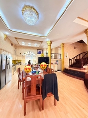 BIỆT THỰ ĐƯỜNG QUÁCH VĂN TUẤN P12 TÂN BÌNH GẦN SÂN BAY.