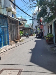Nhà đường Tô Hiệu, gần khu Vui chơi, giải trí Đầm Sen.