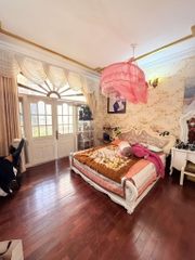 BIỆT THỰ ĐƯỜNG QUÁCH VĂN TUẤN P12 TÂN BÌNH GẦN SÂN BAY.