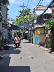 Nhà đường Tô Hiệu, gần khu Vui chơi, giải trí Đầm Sen.