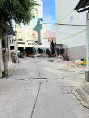 Nhà ở đường Âu Cơ, phường 9 Tân Bình giáp quận 10 và 11.