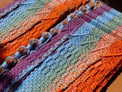 Rivius Prisma – Ghế Macrame Gỗ Gấp Đan Thủ Công Sắc Cầu Vồng