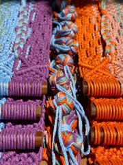 Rivius Prisma – Ghế Macrame Gỗ Gấp Đan Thủ Công Sắc Cầu Vồng