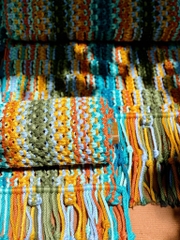 Rivius Prisma – Ghế Macrame Gỗ Gấp Đan Thủ Công Sắc Cầu Vồng