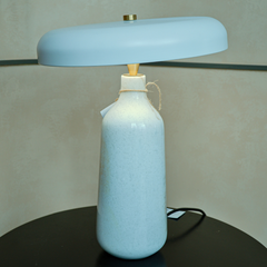 Rivius Clarilune – Đèn Bàn Đá Sứ Màu Trắng Chụp Tròn Lệch