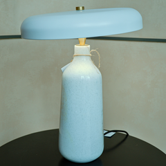 Rivius Clarilune – Đèn Bàn Đá Sứ Màu Trắng Chụp Tròn Lệch