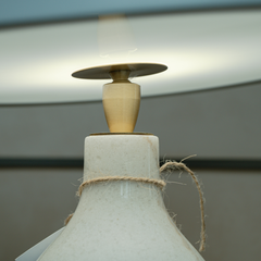 Rivius Clarilune – Đèn Bàn Đá Sứ Màu Trắng Chụp Tròn Lệch