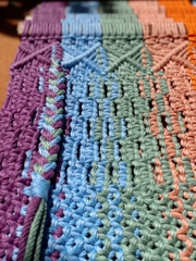 Rivius Prisma – Ghế Macrame Gỗ Gấp Đan Thủ Công Sắc Cầu Vồng