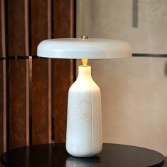 Rivius Clarilune – Đèn Bàn Đá Sứ Màu Trắng Chụp Tròn Lệch