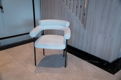 Rivius Cylanna – Ghế Vải Bouclé Tựa Tròn Tay Cuộn