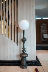 Rivius Sculpta – Đèn Sàn Cầu Thủy Tinh & Thân Đồng Điêu Khắc