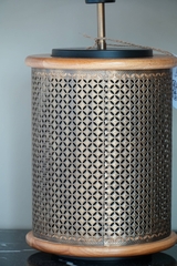 Rivius Ventari – Đèn Bàn Gỗ Mây Hoa Văn Indochine