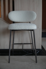 Rivius Waffina – Ghế Bar Vải Bouclé Tựa Tròn Hiện Đại