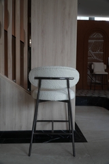 Rivius Waffina – Ghế Bar Vải Bouclé Tựa Tròn Hiện Đại