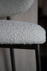 Rivius Waffina – Ghế Bar Vải Bouclé Tựa Tròn Hiện Đại