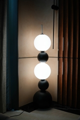 Rivius Orbivra – Đèn Sàn Nghệ Thuật Khối Cầu Tương Phản Trắng Đen