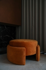 Rivius Amberound – Ghế Đôn Nhung Tròn Sculptural Màu Cam Đất