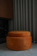 Rivius Amberound – Ghế Đôn Nhung Tròn Sculptural Màu Cam Đất