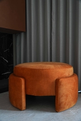 Rivius Amberound – Ghế Đôn Nhung Tròn Sculptural Màu Cam Đất
