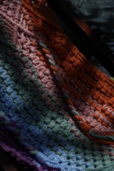 Rivius Prisma – Ghế Macrame Gỗ Gấp Đan Thủ Công Sắc Cầu Vồng Cỡ Nhỏ