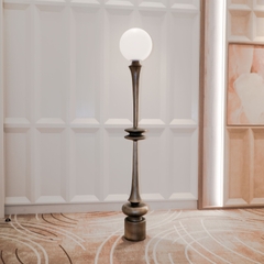 Rivius Solvara – Đèn Sàn Chụp Cầu & Thân Trục Điêu Khắc