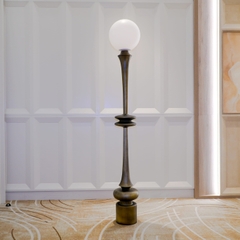 Rivius Solvara – Đèn Sàn Chụp Cầu & Thân Trục Điêu Khắc