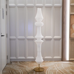 Rivius Virelle – Đèn Sàn Vải Trắng Dáng Cột Điêu Khắc