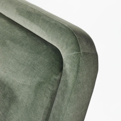 Rivius Pavona – Ghế Bành Điêu Khắc Bọc Vải Màu Xanh Rêu