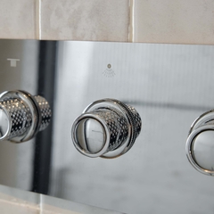 Rivius Aquanova – Bộ Vòi Sen Sắc Bạc Với Bảng Điều Khiển Hiện Đại