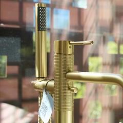 Rivius Dorvia – Vòi Bồn Tắm Sắc Vàng Sang Trọng