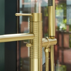 Rivius Dorvia – Vòi Bồn Tắm Sắc Vàng Sang Trọng