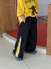 Quần Dài Dù Đen Sọc Hông Vàng LY