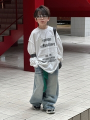 AD Trắng Chữ Younger AM